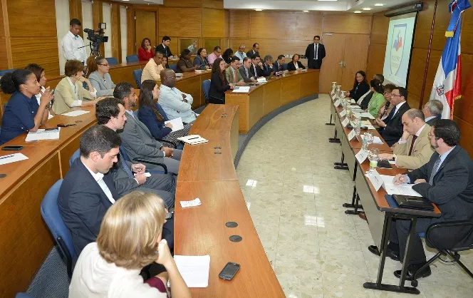 CANCILLER NAVARRO, EMBAJADORES Y SOCIEDAD CIVIL
