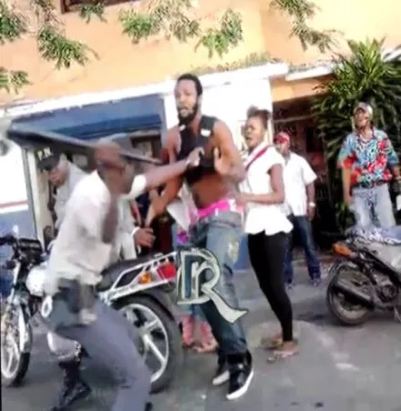 CAUSA INDIGNACION EN SOSUA ACCION DE AGENTES POLICIALES QUE GOLPEARON JOVEN