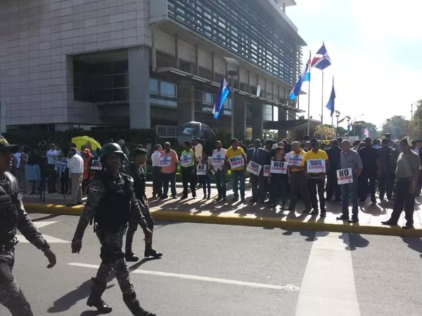 La protesta estuvo caracterizada por la alta presencia policial e intento de agresiòn.