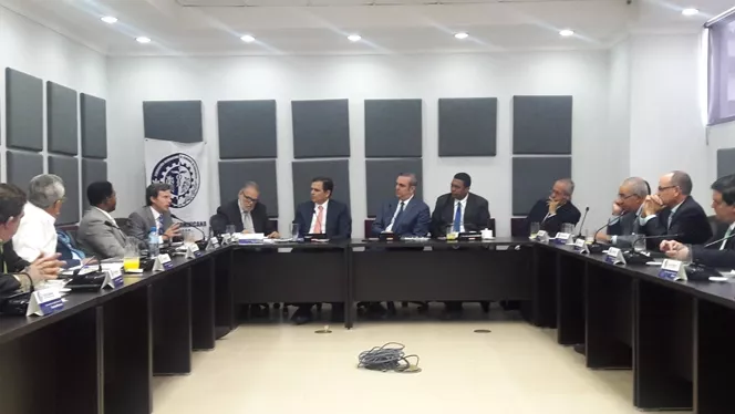 Luis Abinader compartió sus ideas con representantes de las 26 Cámaras de Comercio y Producción de RD