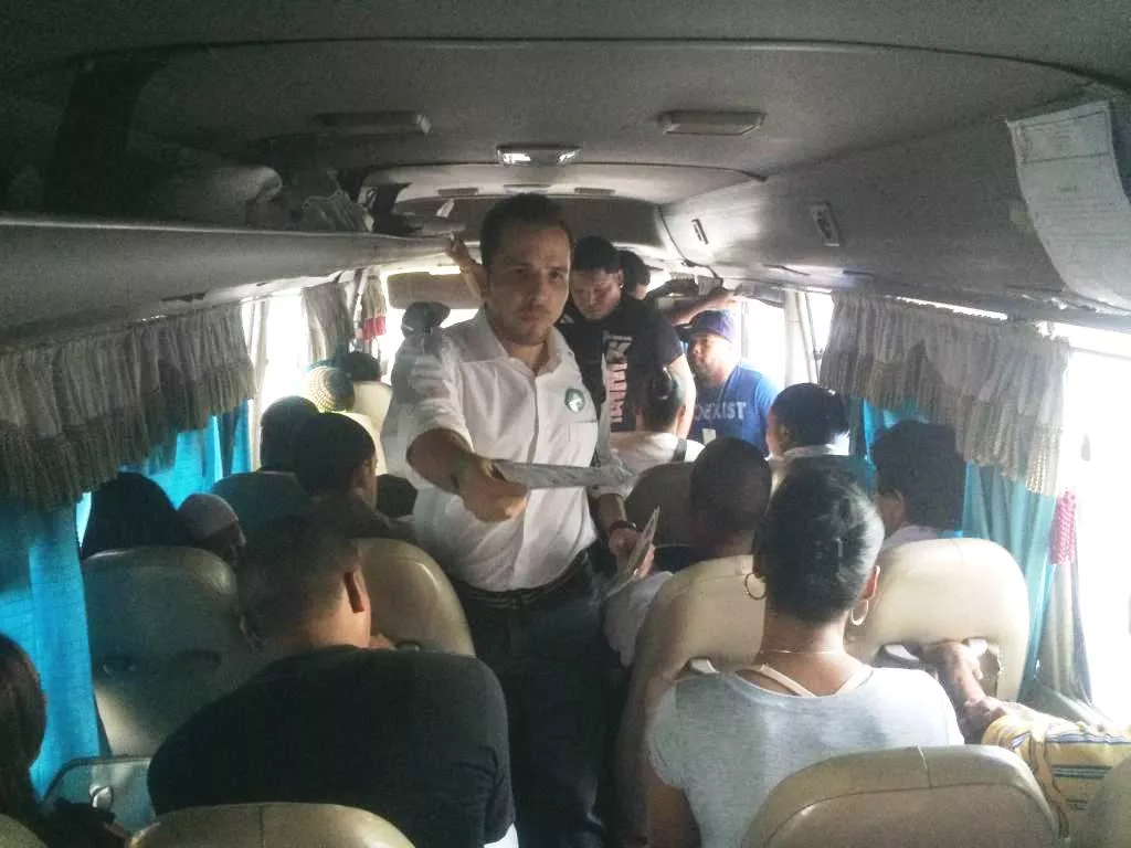 Claudio Caamaño en la parada de guagua