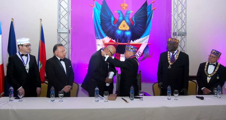Eduardo Mejìa Jabid impone la medalla a la Orden del Mérito al ex mayor general Rafael Guerrero Peralta