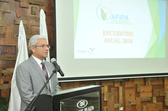 El nuevo presidente de AFIPA%2c Julio Lee%2c habla en el almuerzo anual de esa entidad.