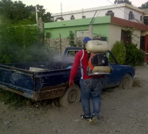 Fumigación de una chatarra constituido en criadero en las calles