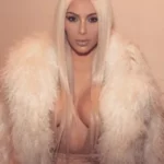 Kim Kardashian usa cinta adhesiva para levantar sus senos