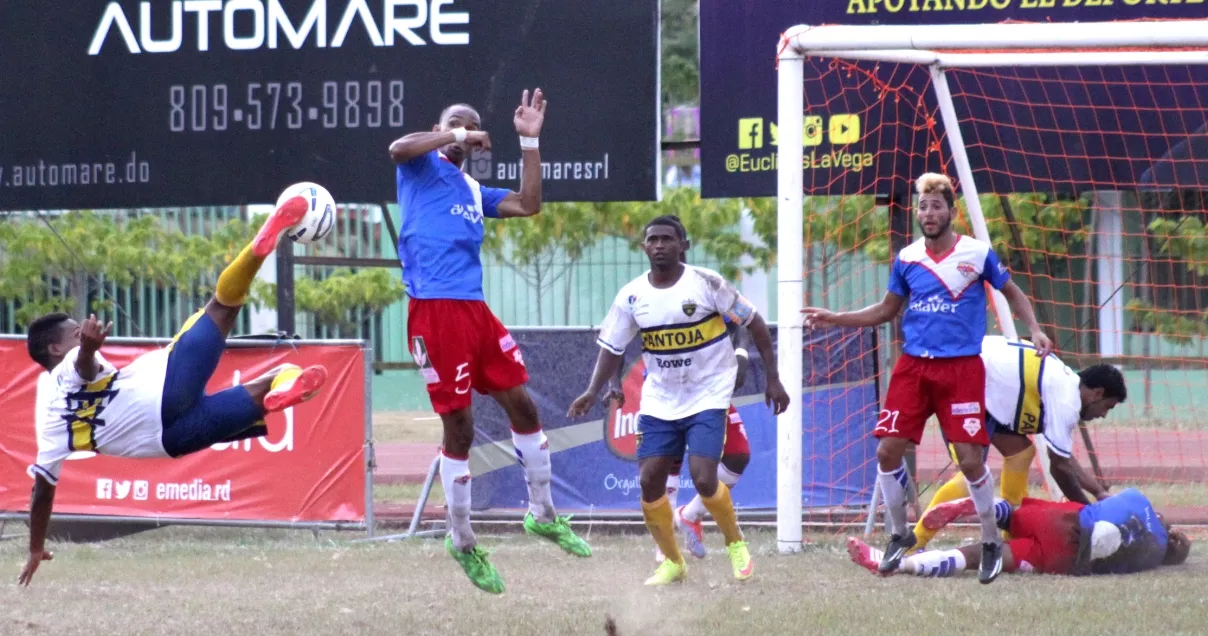 Aneury Mateo de Pantoja trrata de hacerle goal al equipo de la Vega
