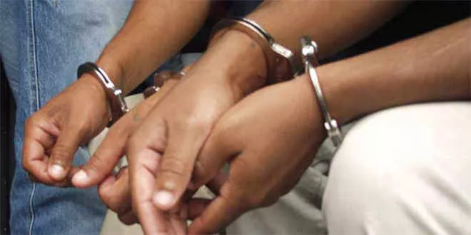 Asaltantes esposados.-detenidos, presos