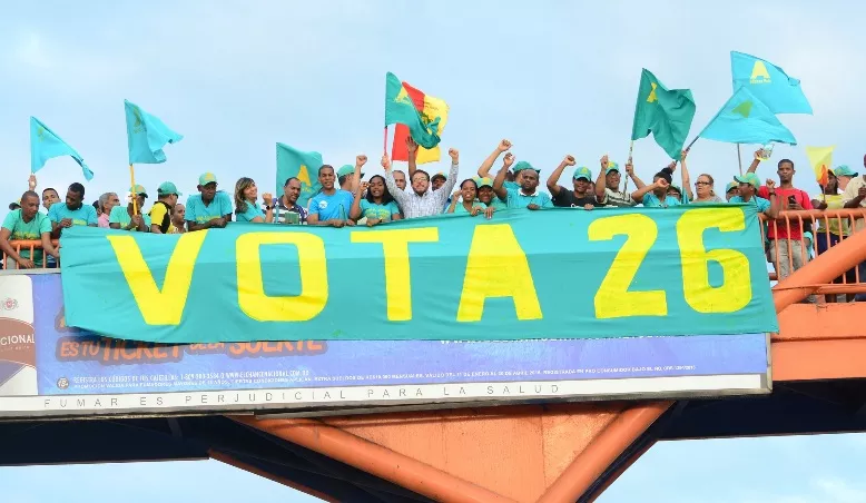 Guillermo Moreno encabeza un bandereo en el puente peatonal de El 9 de la autopista Duarte.