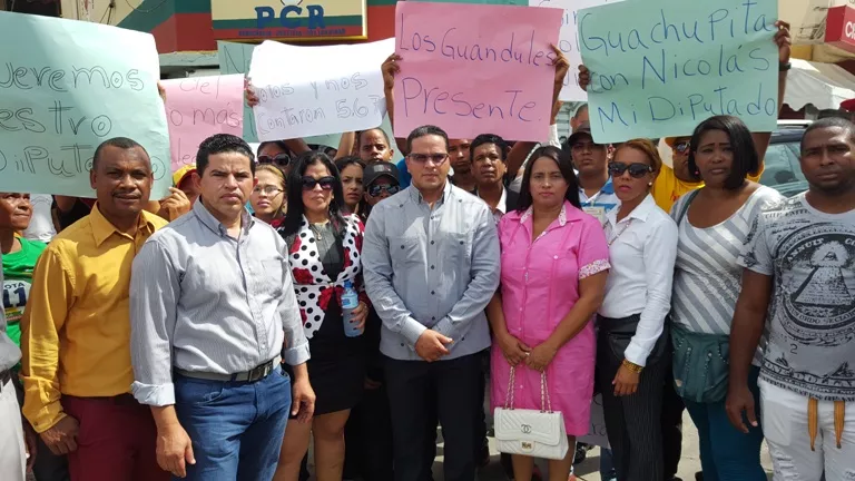 NICOLAS CONCEPCION E YSABEL DE LA CRUZ EN EL CENTRO JUNTO S DIRIGENTES DE LA ZONA (1)