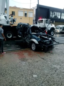 Hombre muere tras perder control de vehículo y precipitarse al mar