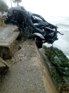 Hombre muere tras perder control de vehículo y precipitarse al mar