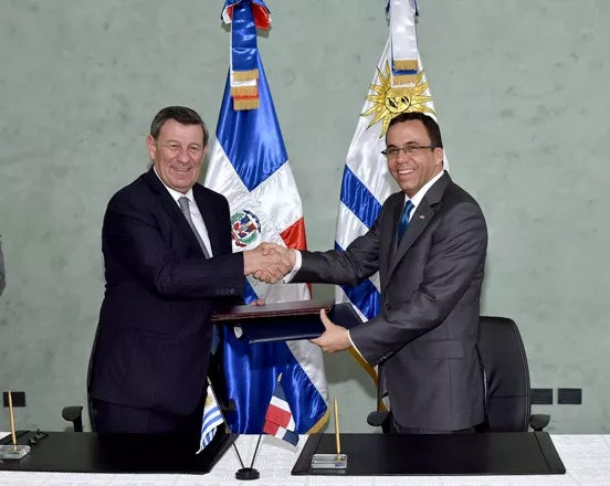 NAVARRO Y NOBOA FIRMAN ACUERDO