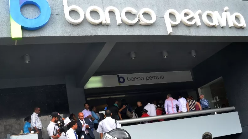 Ahorrantes acudieron a la ofcina del Banco peravia. Foto: Elieser Tapia.