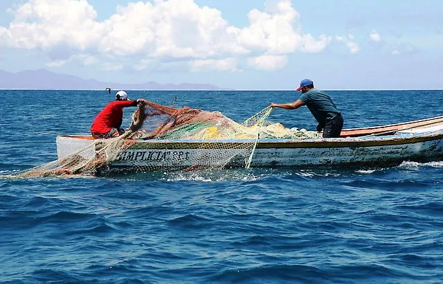 DENUNCIAN PESCA ILEGAL CON CHINCHORROS DE AARRASTRE EN LAS COSTAS DE LUPERON PORTADA