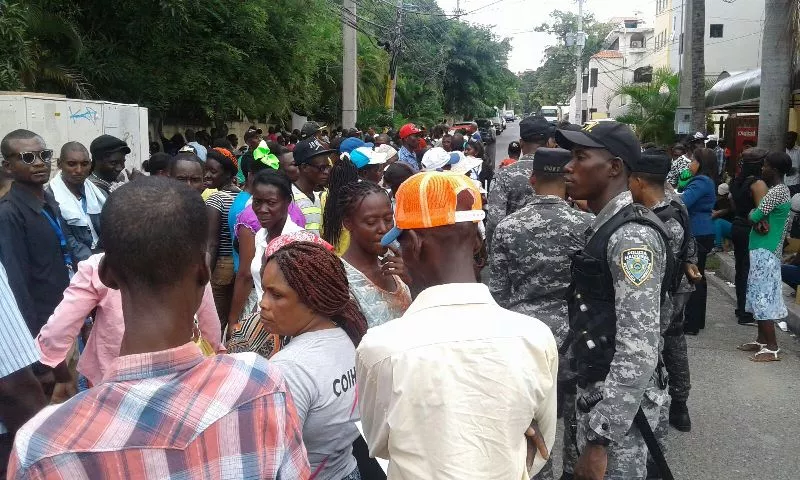 Haitianos reclaman entrega de pasaportes