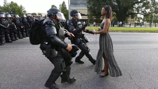 Mujer-Policía-negros