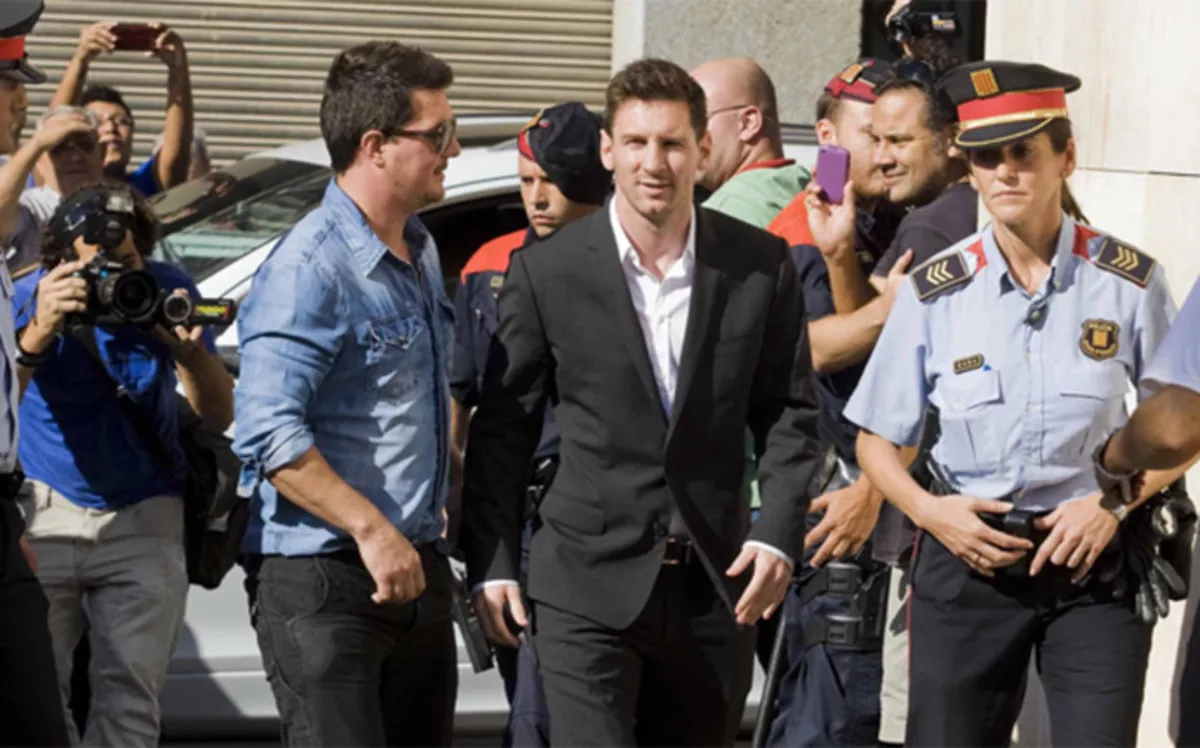 leo-messi-jugador-del-barcelona-acudiendo-declarar-los-juzgados-1467801009340