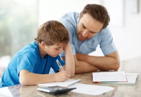 padre-estudiando-con-su-hijo