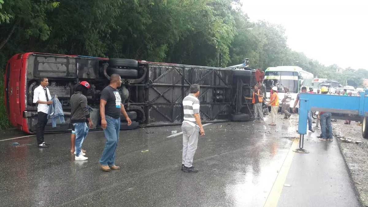 Once muertos y 14 heridos deja vuelco de un autobús en oriente de Venezuela