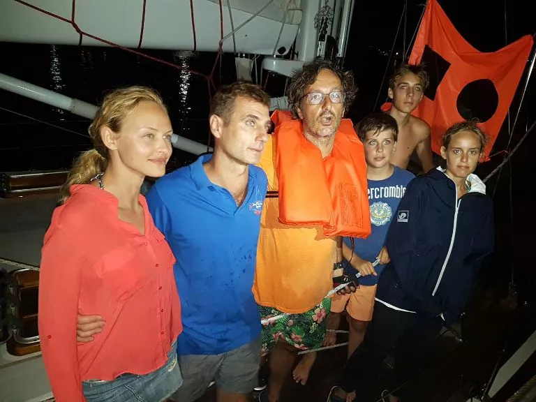 Extranjeros quedados en alta mar