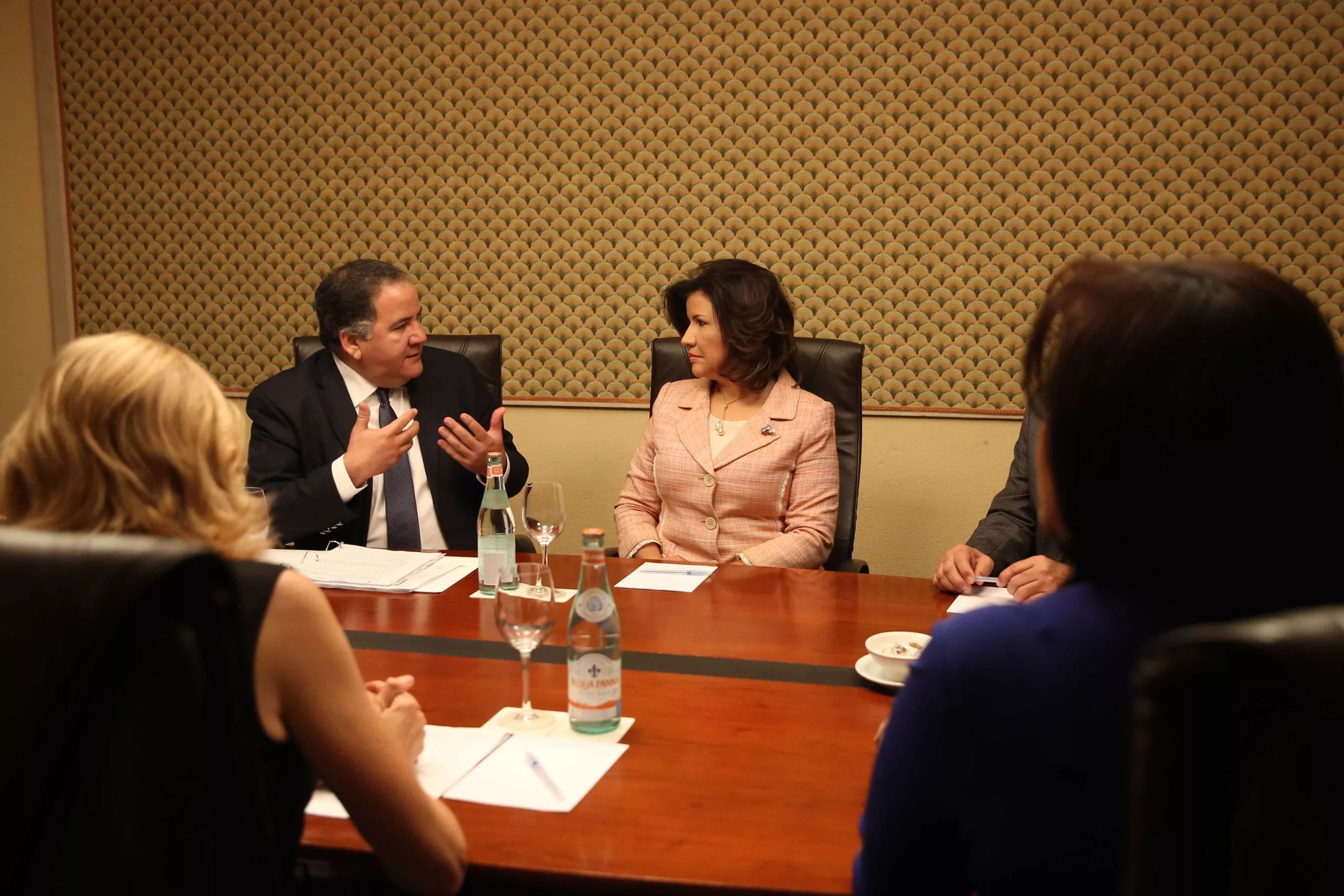La vicepresidenta Margarita Cedeño conversa con el director regional del PMA, Miguel Barreto