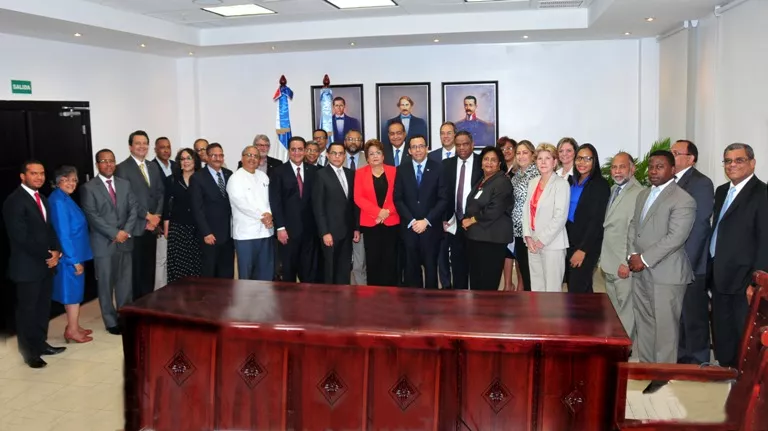MIEMBROS DEL CONSEJO DE EDUCACION JUNTO AL MINISTRO ANDRES NAVARRO
