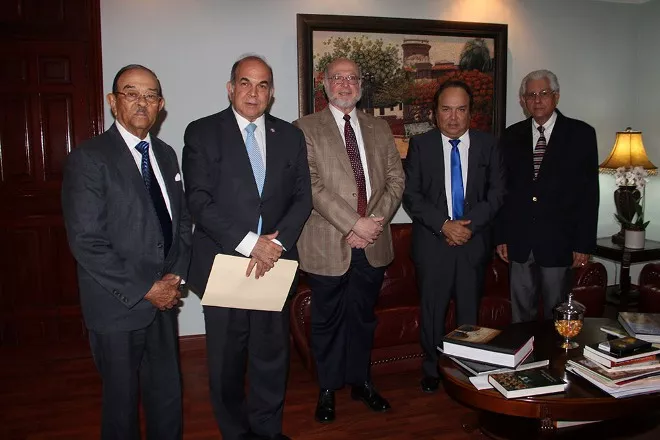 El ministro de Cultura, Pedro Vergés, recibió la comitiva integrada por Ramón Blanco Fernández, Pelegrín Castillo, Vinicio castillo Semán y Roberto Saladín.