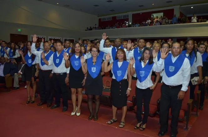 Graduandos hacen la juramentación como nuevos bachilleres