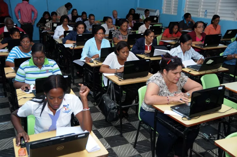 maestros-tomando-el-examen