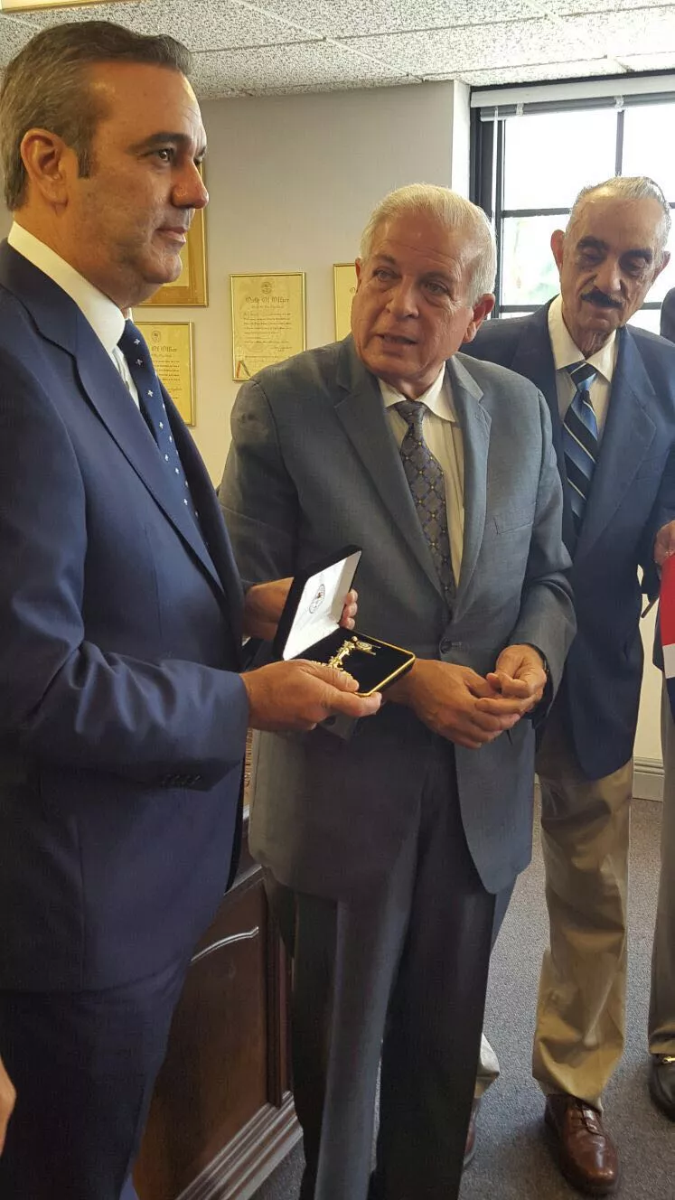 PIE DE FOTO. Luis Abinader agradece al alcalde Tomás Regalado la entrega simbólica de las llaves de la ciudad. A la derecha de ambos, José Rafael Abinader, padre de Luis.