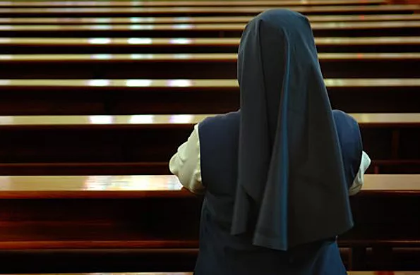 monja-espaldas-iglesia