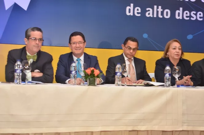 mesa-principal-de-la-conferencia