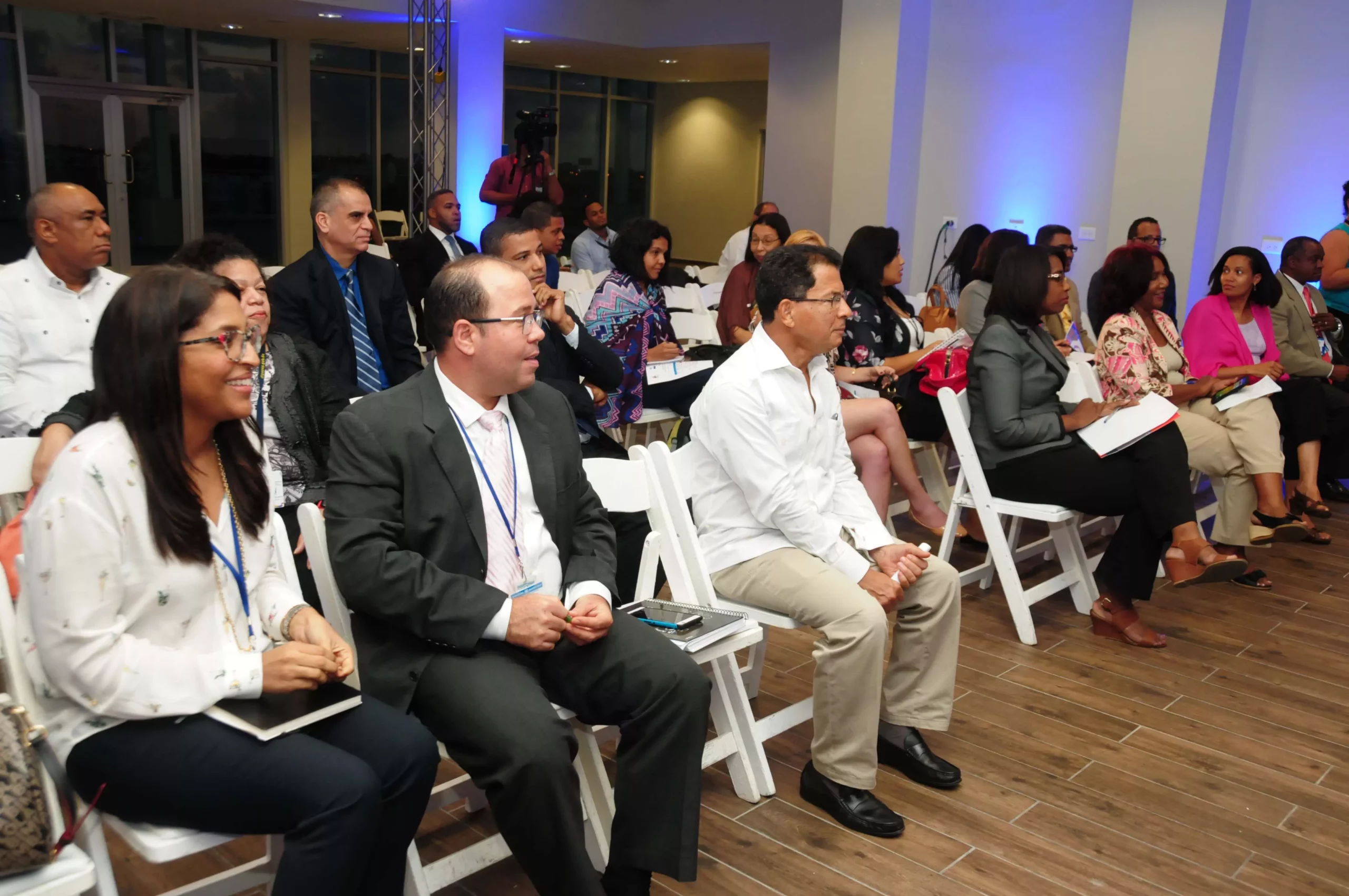 10-10 2016 salida sostenible de la pobreza angel gonzalez