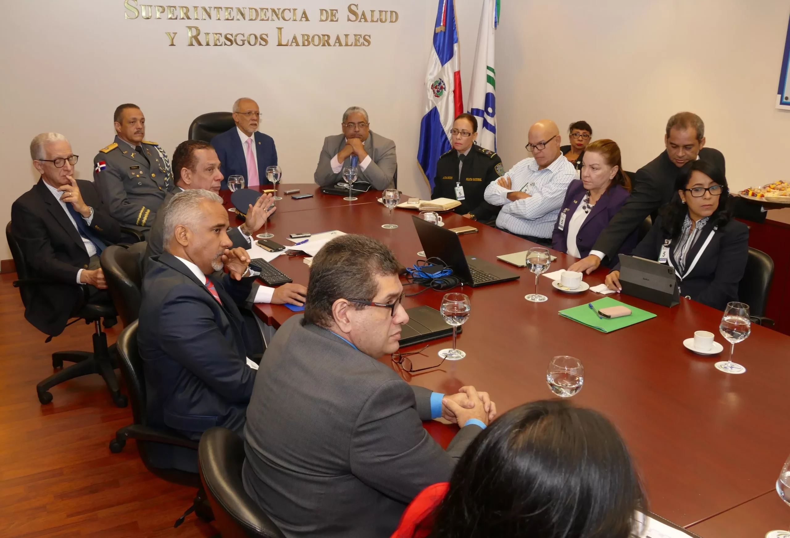 foto-firma-servicios-salud-pn-2