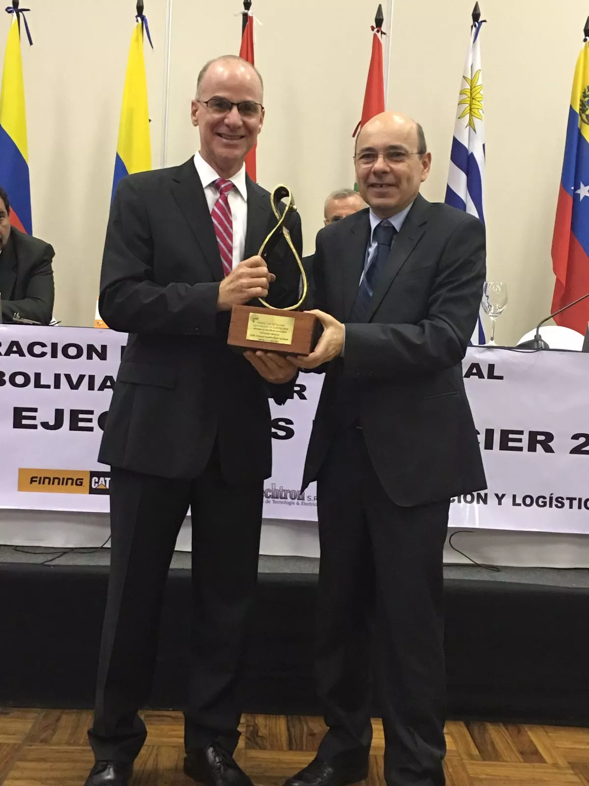 jesus-bolinaga-gerente-general-de-cepm-al-recibir-el-reconocimiento-en-santa-cruz-bolivia