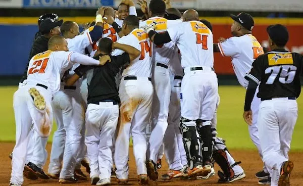 gigantes-se-quedan-solos-en-la-cima-del-beisbol-dominicano