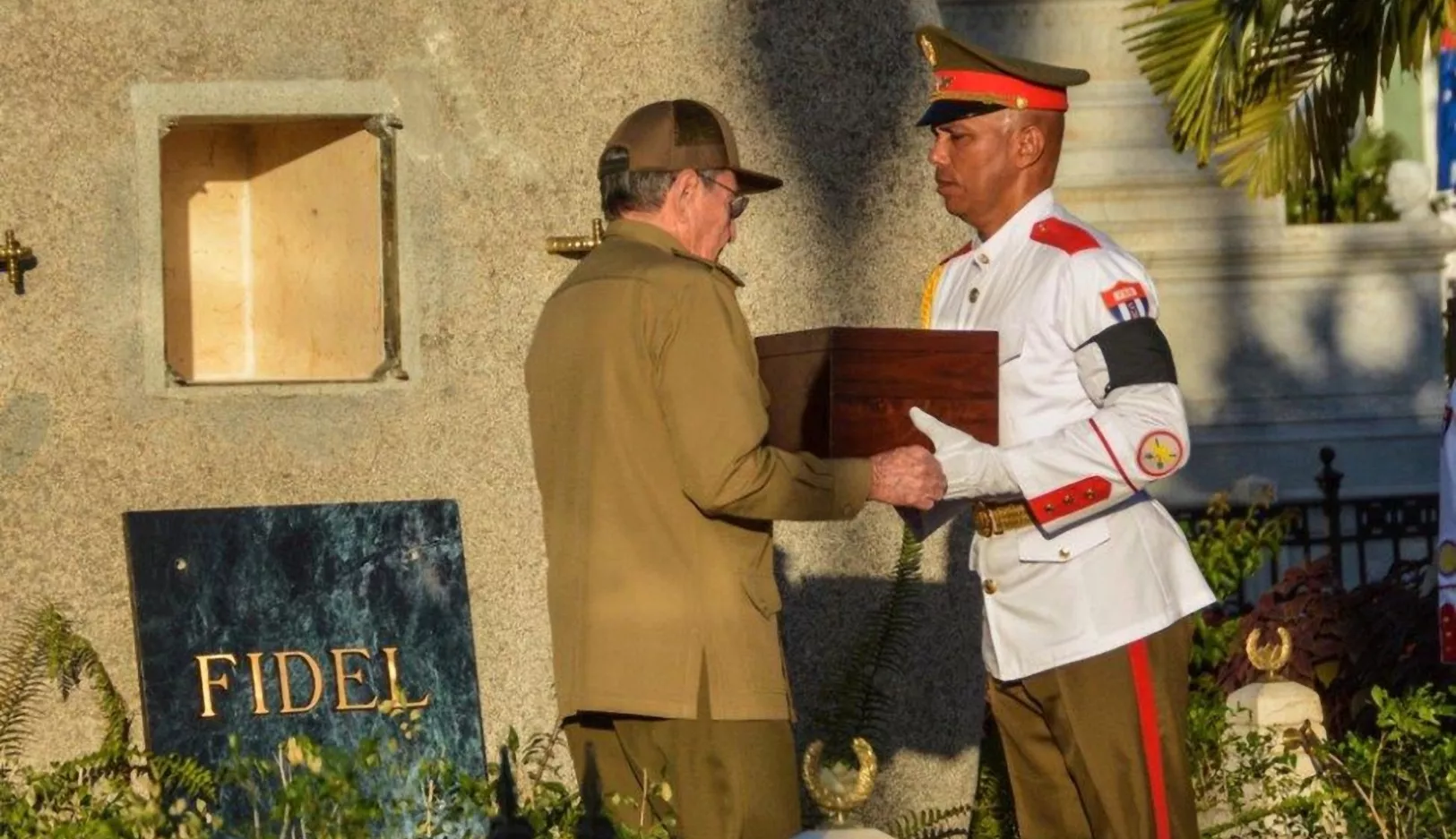 CUBA-CASTRO-DECEASE-TOMB
