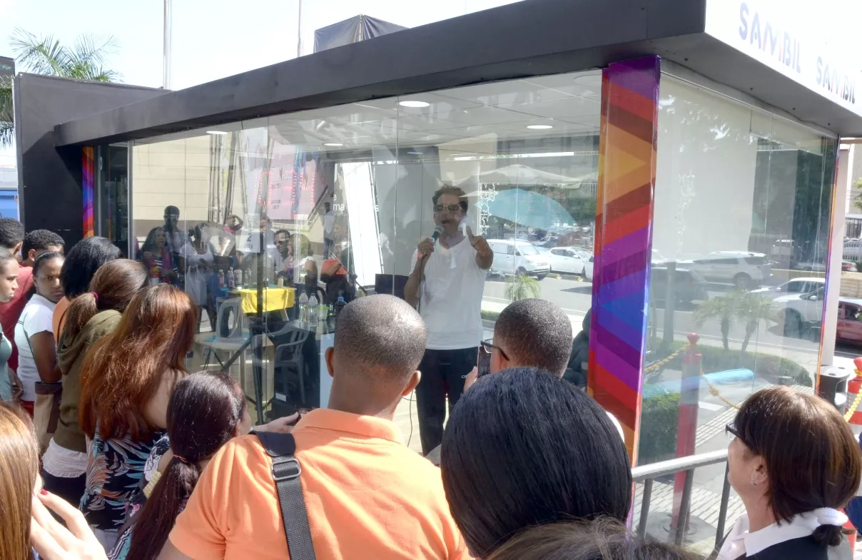 Carlos Silver, busca del record Guinnes en canto/foto Jose de Leon