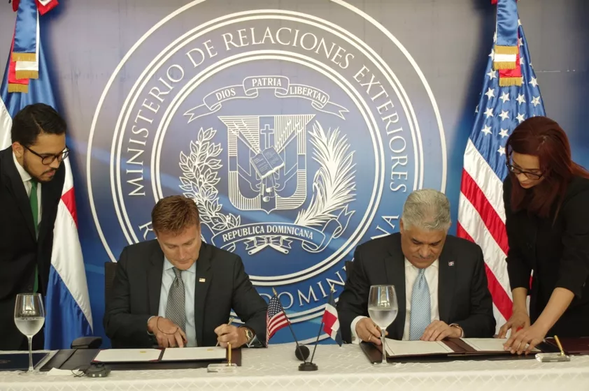 brewster-miguel-vargas-firma-acuerdo