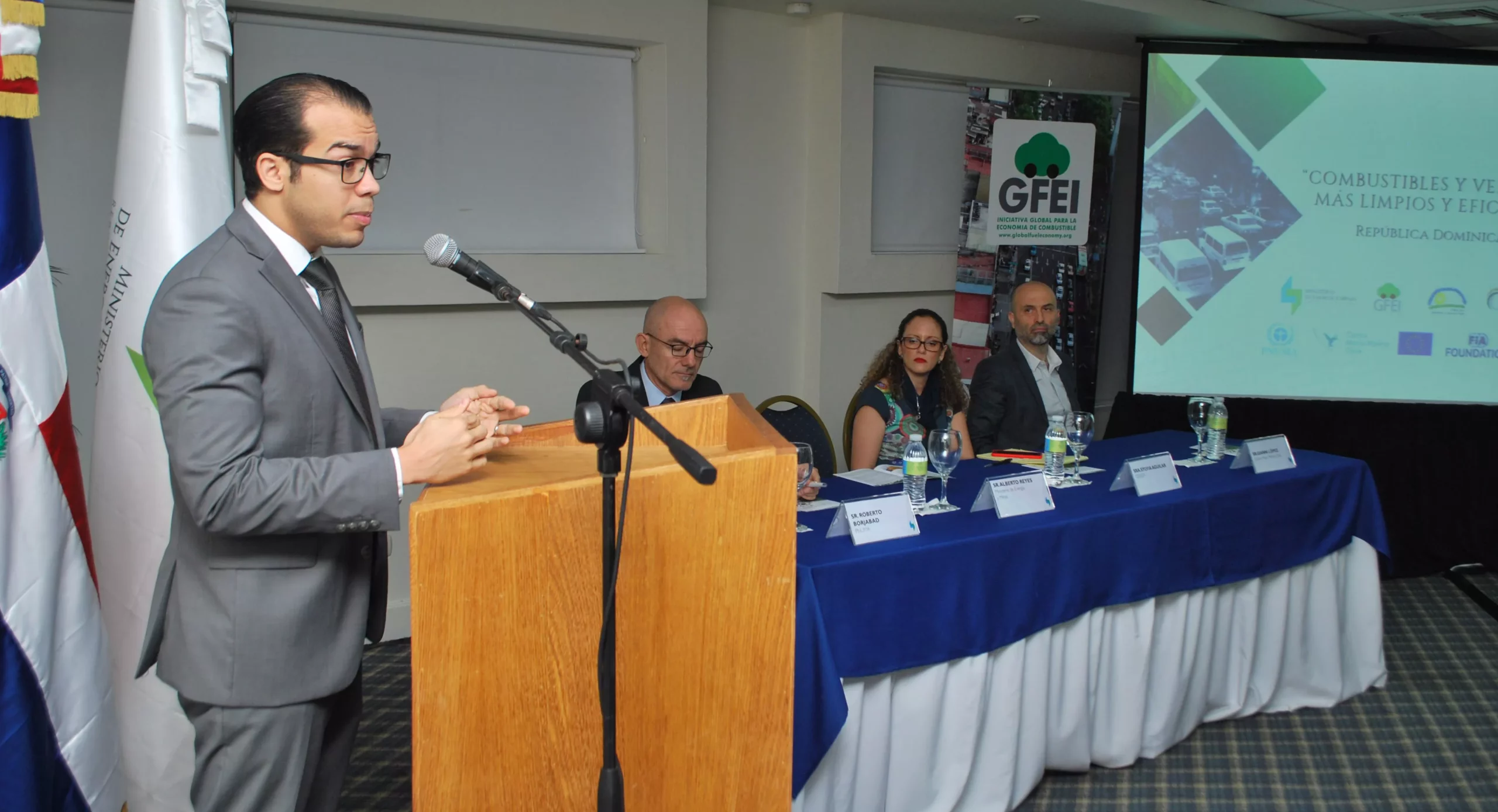 el-viceministro-de-hidrocarburos-alberto-reyes-al-inicio-del-taller