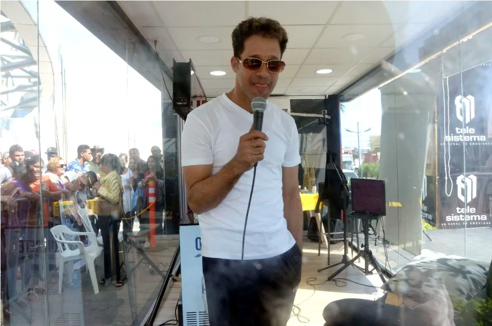 Carlos Silver, busca del record Guinnes en canto/foto Jose de Leon