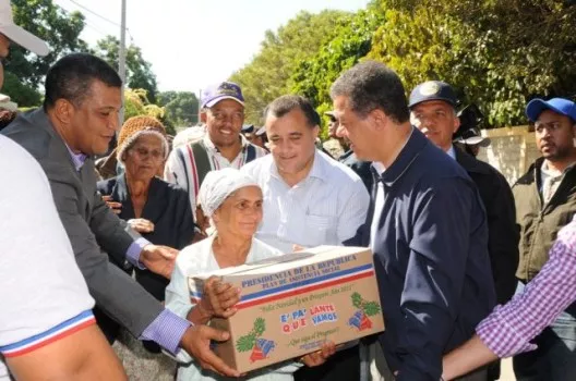 leonel-entrega-canasta