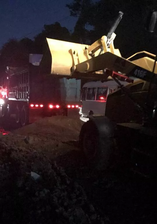 camioneros-de-puerto-plata-arreglan-tramo-de-carretera-ante-dejadez-de-autoridades-competentes-iii