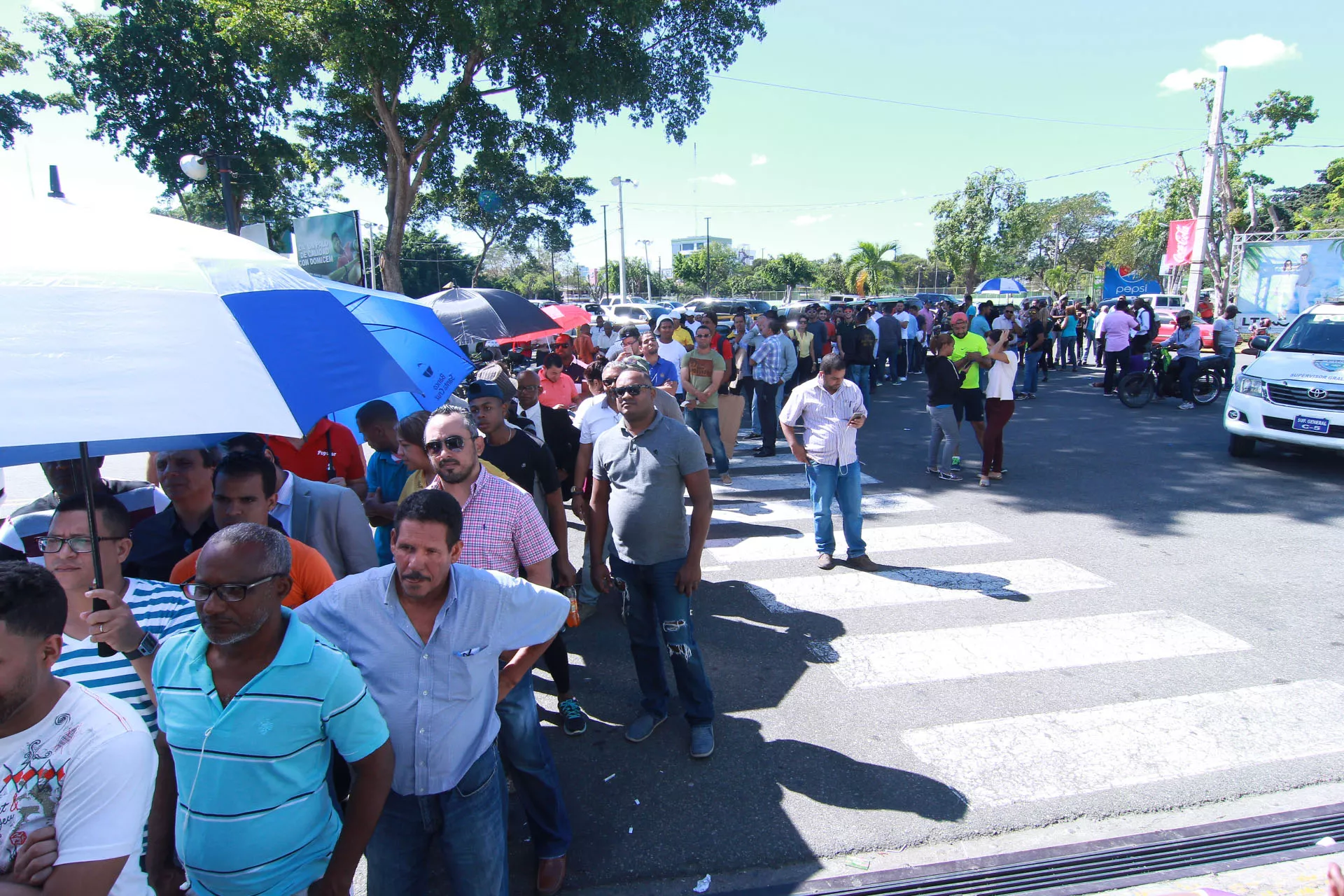 fanaticos-filas-estadio-quisqueya