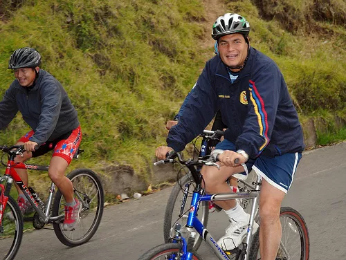 presidente-correa-en-bicicleta
