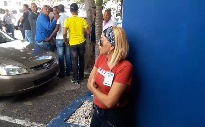 La madre de Brayan Paulino acudió hoy al Palacio de la Policía. Foto: InformtaivosTA.