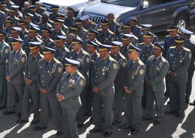 POLICIAS (EN FILA)