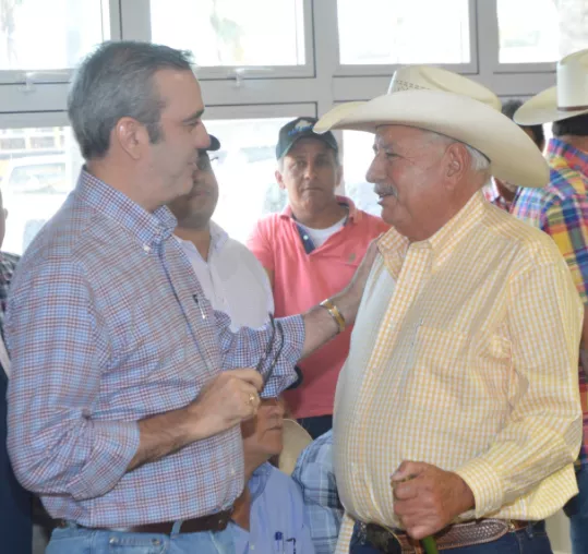 abinader-conversa-con-don-alexis-alonso-presidente-del-patronato-nacional-de-ganaderos-jpg-1