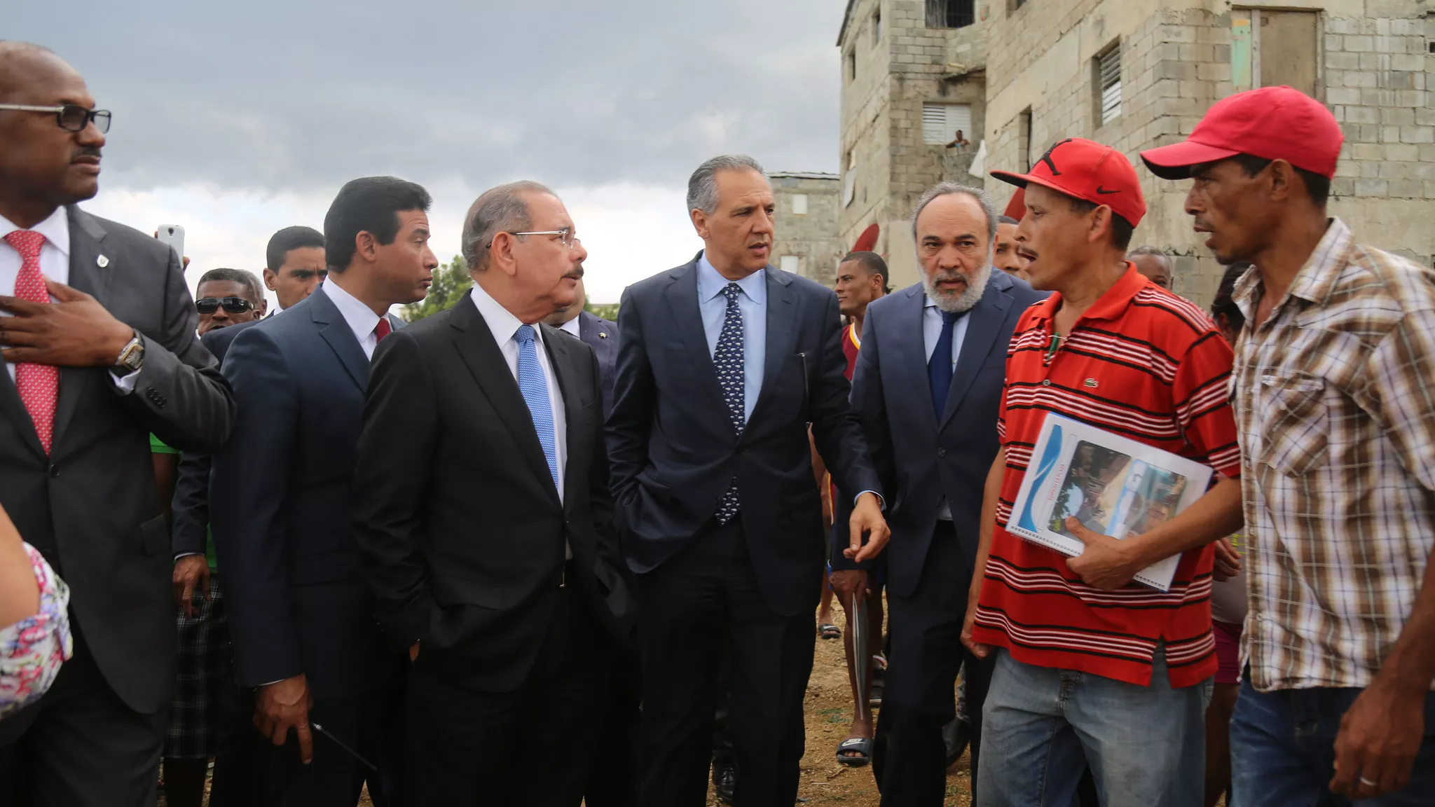 danilo-acude-a-villa-liberacion-en-solidaridad-gobierno-reparara-viviendas-2