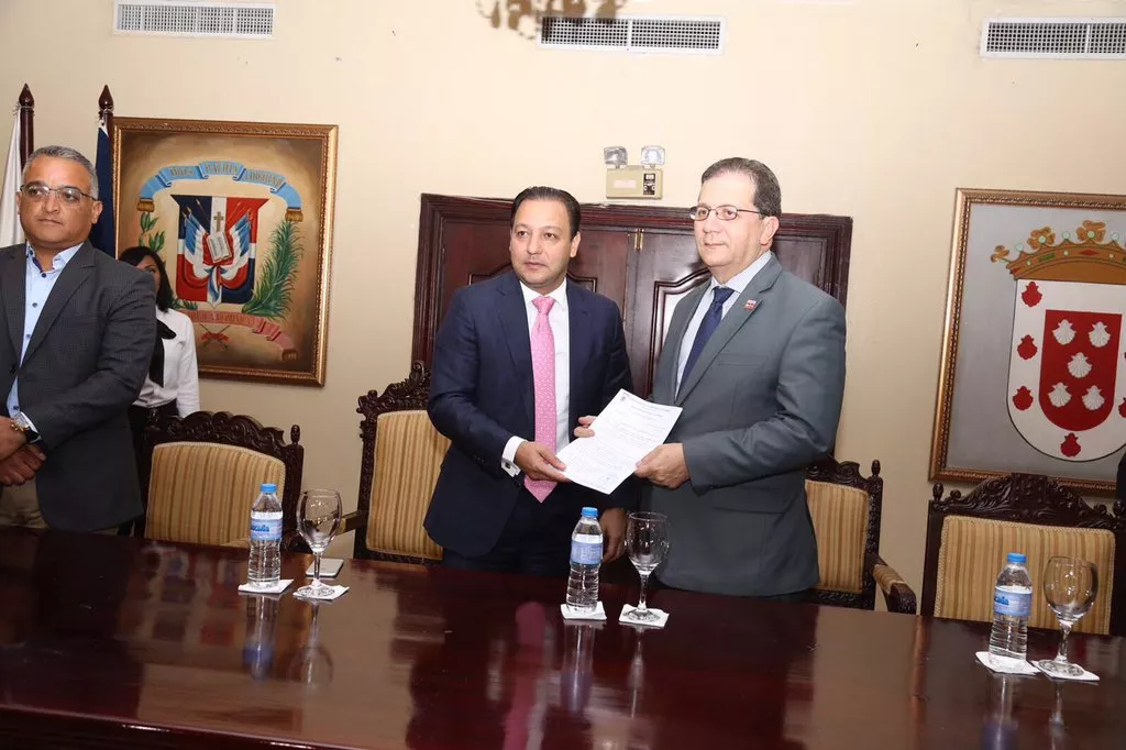el-alcalde-de-santiago-abel-martinez-entrega-las-licencias-el-general-dalvert-polanco-director-ejecutivo-del-sistema-9-1-1